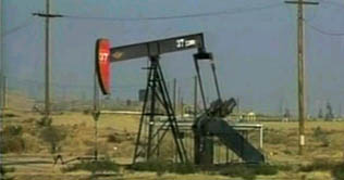  Oil dips as dollar rises